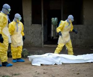 El ébola irrumpió en Guinea en diciembre de 2013 y se propagó inmediatamente como un incendio forestal a otros países vecinos, causando 11.000 muertos en dos años. Foto tomada de AFP.