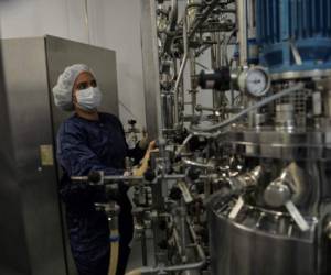 La técnica Heydi Contreras trabaja en la planta de producción de vacunas del Instituto Finlay en La Habana, el 20 de enero de 2021. Cuba espera producir 100 millones de dosis de su vacuna contra el coronavirus en 2021 e inmunizar a toda su población este año, anunció este miércoles el director de la Instituto Finlay en La Habana, que está desarrollando dos de los cuatro proyectos locales en ensayos clínicos.