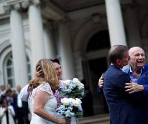 Hillary Clinton también se sintió 'orgullosa de celebrar una victoria histórica', al tiempo que reconoció 'el coraje y la determinación' de la comunidad LGBT, con quien necesita tener una buena relación de cara a su carrera hacia la Casa Blanca. (Foto: AFP).