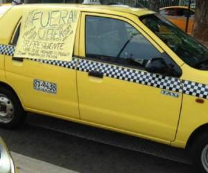 A la protesta de los conductores de taxis urbanos, se unieron los de transporte selectivo que brindan sus servicios desde el aeropuerto de Tocumen. (Foto: siglo.com).