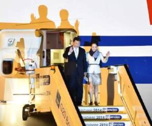 El presidente chino, Xi Jinping (I), y su esposa Peng Liyuan, llegan al aeropuerto de Brisban para participar de la Cumbre del G20. (Foto: AFP)