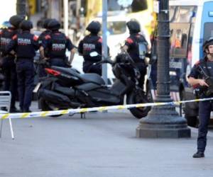 Es un 'ataque terrorista' dijo un policía valiéndose de un megáfono. Entretanto las autoridades evacuaban la vecina Plaza Cataluña, y despejaban un perímetro de 200 metros. (Foto: AFP).