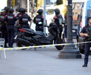 Es un 'ataque terrorista' dijo un policía valiéndose de un megáfono. Entretanto las autoridades evacuaban la vecina Plaza Cataluña, y despejaban un perímetro de 200 metros. (Foto: AFP).