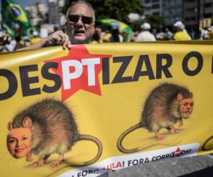 Rousseff, con la popularidad casi por el piso, enfrenta dificultades tanto en los frentes político como económico- (Foto: AFP)