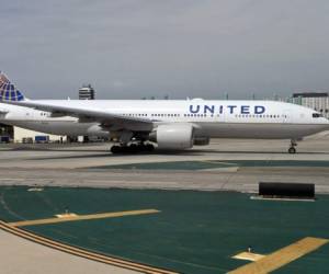 A United Airlines plane taxis at Los Angeles International Airport on September 27, 2019. (Photo by Daniel SLIM / AFP)