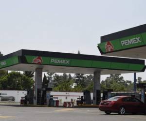 Picture taken at gas station of Mexico's state oil company Pemex, in Mexico City on April 20, 2020 during the coronavirus COVID-19 pandemic. - Oil prices ended New York trading in the negative on Monday for the first time ever, as a supply glut caused largely by the coronavirus pandemic's hit to demand, forced traders to pay others to take the commodity. With space to store oil scarce, US benchmark West Texas Intermediate for May delivery ended trading at -$37.63 a barrel ahead of Tuesday's close for futures contracts -- when traders who buy and sell the commodity for profit would have had to take physical posession of it. (Photo by Alfredo ESTRELLA / AFP)