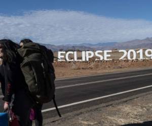 Tourists arrive at an astronomical camp which expects to receive thousands of tourists to observe the solar eclipse, in the commune of Vallenar in the Atacama desert about 600 km north of Santiago, on July 1, 2019. - A total solar eclipse will be visible from small parts of Chile and Argentina on July 2. (Photo by MARTIN BERNETTI / AFP)