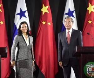 Chinese Foreign Minister Wang Yi (R) and his Panamanian counterpart Isabel De Saint Malo pose for pictures during a press conference at the Simon Bolivar Palace in Panama City on September 17, 2017. Wang Yi is making his first official visit to Panama since the Central American country established formal diplomatic ties with China in June 2017. / AFP PHOTO / Rodrigo ARANGUA
