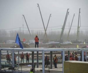 El personal de construcción trabaja en el sitio de construcción del centro de observación médica centralizada, una instalación improvisada para aislar a las personas en riesgo de contraer el coronavirus Covid-19 en Shijiazhuang, en la provincia de Hebei, en el norte de China, el 15 de enero de 2021 (Foto de STR / CNS /). AFP) / China OUT / “Las menciones erróneas que aparecen en los metadatos de esta foto de STR se han modificado en los sistemas de AFP de la siguiente manera: [Shijiazhuang] en lugar de [Shijiangzhuang]. Elimine inmediatamente las menciones erróneas de todos sus servicios en línea y elimínelas de sus servidores. Si ha sido autorizado por AFP para distribuirlo (ellos) a terceros, asegúrese de que ellos realicen las mismas acciones. El incumplimiento de estas instrucciones con prontitud implicará la responsabilidad de su parte por cualquier uso continuado o posterior a la notificación. Por eso le agradecemos mucho su atención y pronta acción. Lamentamos las molestias que esta notificación pueda causar y quedamos a su disposición para cualquier información adicional que pueda necesitar '.