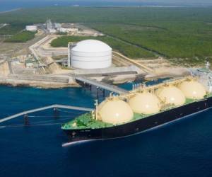 Instalación de la terminal de gas natural en Andrés, Boca Chica en el año 2003. La empresa calcula que ha generado ahorros de US$500 millones anuales para la economía dominicana.