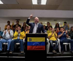 Venezuelan opposition lawmaker and spokesman of the Primero Justicia party Juan Pablo Guanipa (C) offers a press conference in Caracas on February 21, 2018. / AFP PHOTO / FEDERICO PARRA