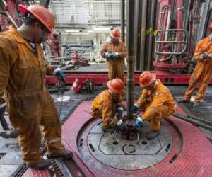 El Ejecutivo quiere dar un impulso a la producción de crudo, que cayó desde los 3,4 millones de barriles diarios extraídos en 2004 a los actuales 2,47 millones. (Foto: AFP).