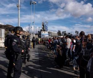 Periodistas fotografían a una línea de agentes de la Oficina de Aduanas y Protección Fronteriza de Estados Unidos​ en la frontera de EEUU y México. El paso vehicular y peatonal se congeló durante unos 40 minutos en la garita de San Ysidro mientras cientos de policías y soldados estadounidenses realizaban un 'ejercicio a gran escala de rapidez operacional'. Foto AFP.