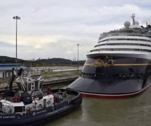 Foto de archivo del Disney Wonder en su tránsito por el Canal de Panamá.