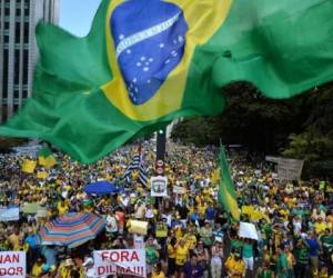 Rousseff, una exguerrillera de 64 años que luchó contra la dictadura, se aferra a su silla en el Palacio de Planalto: 'No voy a caer', asegura. (Foto: AFP)