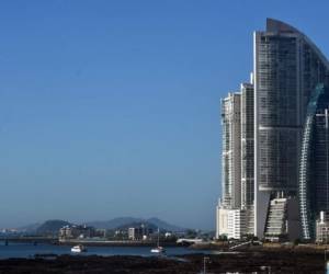 The Trump Ocean Club International Hotel (tallest) is seen in Panama City on February 28, 2018.Panamanian prosecutors are investigating a dispute between owners and the management of a Trump hotel, a skyscraper that cuts a distinctive figure among the towers crowding the capital city. / AFP PHOTO / Rodrigo ARANGUA
