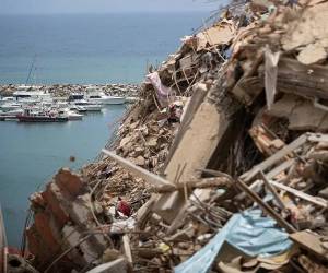 Fotografía que muestra escombros de edificios destruidos por los terremotos, en La Guaira (Venezuela). EFE/ Ronald Peña R.