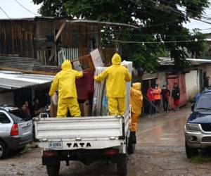 Los empleados del municipio cargan colchones y muebles en un camión mientras evacuan a los residentes en medio de la llegada del huracán Iota, en Tegucigalpa, el 17 de noviembre de 2020. - El huracán Iota azotaba Centroamérica el martes, horas después de tocar tierra como la tormenta atlántica más fuerte de este año a lo largo de un tramo de la costa nicaragüense devastada por una poderosa tormenta hace apenas dos semanas. (Foto de Orlando SIERRA / AFP)