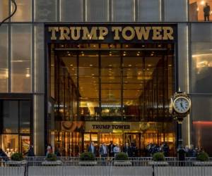 GRAND CENTRAL TERMINAL AND TRUMP TOWER, NEW YORK, UNITED STATES - 2019/02/05: In protest of Trumps State of the Union speech on February 5, 2019, activists displayed 'ARREST TRUMP' banners inside and outside of Grand Central Terminal this afternoon in a lead-up to the Trump Tower protest, with signs and chants denouncing Trumps crimes since he took office. (Photo by Erik McGregor/Pacific Press/LightRocket via Getty Images)