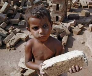 MEX05. CIUDAD DE MÉXICO (MÉXICO), 11/06/2020.- Un niño realiza malabares entre las filas de vehículos el miércoles 10 de junio de 2020, en Ciudad de México (México). América Latina, epicentro creciente de la COVID-19, se enfrenta hoy no solo a los estragos económicos y de pérdidas humanas que deja el virus sino también a la amenaza de que la pandemia empeore una enfermedad social que, aunque para muchos es invisible, afecta a sus pobladores más vulnerables: el trabajo infantil. En la región, según cálculos entregados por Unicef con motivo de la conmemoración este viernes del Día Mundial contra el Trabajo Infantil, se estima que hay 17,4 millones de niños y niñas trabajadores, cifra que equivale al 16 % del total de menores que viven en esta parte del orbe. EFE/ Sáshenka Gutiérrez