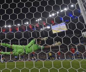 Uruguay's Edinson Cavani (2-L) scores past Chile's goalkeeper Gabriel Arias during their Copa America football tournament group match at Maracana Stadium in Rio de Janeiro, Brazil, on June 24, 2019. (Photo by Mauro PIMENTEL / AFP)