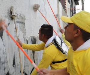 El Salvador: Borran grafitis que las pandillas usan para marcar territorio