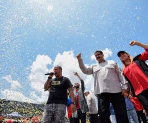 El presidente de Venezuela y candidato Nicolás Maduro y su esposa Cilia Flores durante un mitin, previo a las elecciones del domingo.