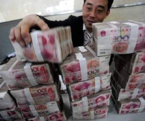 La mayoría de los analistas creen que el yuan se devaluará aún más, pero a un ritmo más lento. Esta opinión la comparte SG Global Economics, que habla en un informe de una depreciación del 5% en 12 meses.