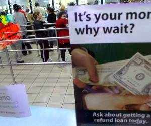 <i>Fotografía de archivo de un grupo de ciudadanos al hacer fila en un centro de envío de remesas en Austin (Texas, EE.UU.). EFE/José Castillo</i>
