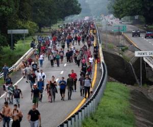 Migrantes que forman parte de una caravana que se dirige a EE. UU. caminan de Huixtla a Escuintla, estado de Chiapas, México, el 9 de junio de 2022.