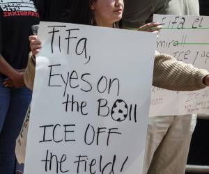 <i>Activistas proinmigrantes asisten a una rueda de prensa para pedir a las autoridades de Miami-Dade y de la FIFA que protejan a los asistentes al Mundial de la presencia de ICE, en Coral Gables, Florida (EE.UU.). EFE/EPA/CRISTOBAL HERRERA-ULASHKEVICH</i>