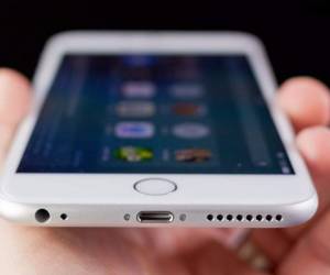 Arthur Liao, analista de Fubon Securities, predijo que las ventas de iPhones en el primer semestre de 2016 bajarían un 17% interanual, por no contar con grandes novedades respecto a su predecesor.