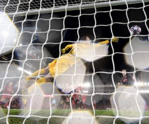 Liverpool's Dutch midfielder Georginio Wijnaldum scores his team's first goal during the UEFA Champions league Round of 16 second leg football match between Liverpool and Atletico Madrid at Anfield in Liverpool, north west England on March 11, 2020. (Photo by JAVIER SORIANO / AFP)