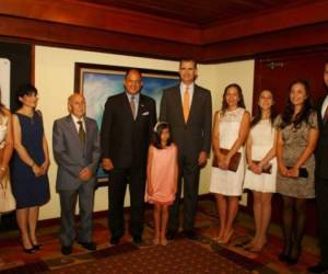 Luis Guillermo Solís, en compañía de su familia, al darle la bienvenida al Príncipe de Asturias, quien participará en el Traspaso de Poderes.