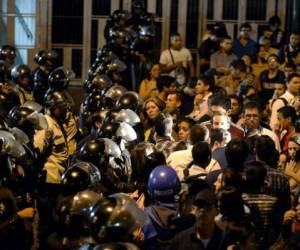 Al momento de sacarlo del edificio donde se encontraba, los efectivos 'dispararon al aire en varias oportunidades'. (Foto: AFP-Picar para ver Galería)