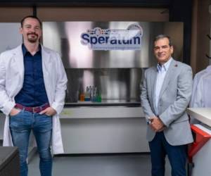 Speratum, una empresa en etapa pre-clínica que desarrolla terapias moleculares para el tratamiento del cáncer y otras enfermedades, fue fundada en el año 2014 en San José, Costa Rica, por Marín Müller (Izquierda), acompañado de Álvaro Soto, gerente General de Roche Centroamérica y Caribe. Foto cortesía.