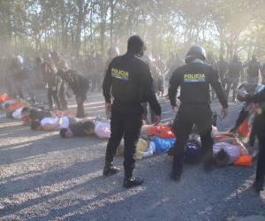 <i>Agentes del Grupo Élite de la PNC de Guatemala retomaron el control de la cárcel Renovación I, Escuintla. También, liberaron a los guardias penitenciarios que permanecían como rehenes, producto del amotinamiento. Foto de cortesía</i>