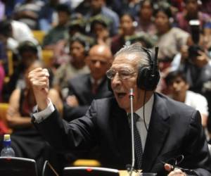 El exdictador guatemalteco Efraín Ríos Montt, que gobernó con mano de hierro entre 1982 y 83, murió el domingo a los 91 años. El exmilitar enfrentó un juicio por genocidio de indígenas durante su régimen. La foto muestra a Ríos Montt en el juicio por genocidio el 9 de mayo de 2013. AFP PHOTO/Johan ORDONEZ / AFP PHOTO / JOHAN ORDONEZ
