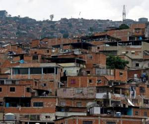 General view of the Carapita slum in Caracas on May 9, 2018. - From the poor to the rich, all social classes have been hit by the economic crisis in Venezuela. (Photo by Federico PARRA / AFP) / TO GO WITH AFP STORY BY ALEX VASQUEZ