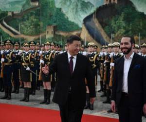El presidente de China, Xi Jinping, camina junto a su homólogo de El Salvador, Nayib Bukele, tras inspeccionar la guarda de honor durante la ceremonia de bienvenida al Gran Palacio del Pueblo, sede del gobierno chino. Foto AFP.