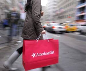 AGX10. NUEVA YORK (NY,EEUU), 23/11/11.- Una mujer carga una bolsa luego de realizar una compra hoy, miÃ©rcoles 23 de noviembre de 2011, en Nueva York (EEUU). Las grandes superficies del paÃ­s, entre ellas las populares cadenas Walmart, Target, Best Buy o Macy's, pusieron ya en marcha una agresiva campaÃ±a navideÃ±a de ventas que supone en muchos casos el adelanto de la apertura de sus comercios al DÃ­a de AcciÃ³n de Gracias en lugar del tradicional 'Black Friday'. EFE/ANDREW GOMBERT