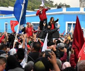 Supporters of Honduran former presidential candidate for the Opposition Alliance against Dictatorship, Salvador Nasralla, protest the reelection of Honduran President Juan Orlando Hernandez, in front of the United Nations building, in Tegucigalpa, on February 27, 2018. In a visit to Tegucigalpa to see newly re-elected Honduran President Juan Orlando Hernandez, the US ambassador to the United Nations, Nikki Haley, stressed that US President Donald Trump's government was 'committed' to Hernandez and his administration. / AFP PHOTO / ORLANDO SIERRA