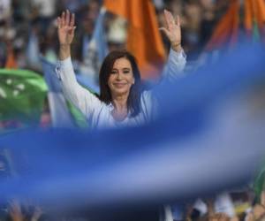 Argentina's former President and Buenos Aires senatorial candidate for the Unidad Ciudadana Party, Cristina Fernandez de Kirchner waves to supporters at Juan Domingo Peron stadium in Avellaneda, Buenos Aires on October 16, 2017 during the closure of her campaign ahead of the October 22 legislative election. / AFP PHOTO / EITAN ABRAMOVICH