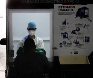 A health worker takes samples while testing for COVID-19 coronavirus, in San Salvador on May 25, 2020. - El Salvador's government urged the population to comply with preventive measures to stop the growing spread of the new coronavirus, which has reached almost 2,000 cases. (Photo by MARVIN RECINOS / AFP)