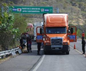 San Salvador, 12 Enero 2014.Transportistas de carga se mostraron molestos en la Frontera el Amatillo, por el nuevo cobro de 18 dólares que les están cobrando en las fronteras salvadoñas, y por la lentitud en el proceso de revisión de los furgonesFotos EDH: Marlon Hernández