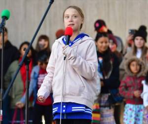 Swedish environment activist Greta Thunberg (C), 16, speaks during a 'FridaysForFuture' climate protest at Civic Center Park in Denver, Colorado, on October 11, 2019. (Photo by FREDERIC J. BROWN / AFP)