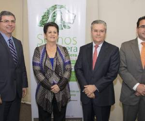 Gerardo Corrales, gerente de BAC San José; Roxana Víquez, gerente regional de RSE; Ernesto Castegnaro CEO y presidente de BAC CREDOMATIC; José Ignacio Cordero, gerente de CREDOMATIC Costa Rica.