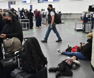 Passengers of Aeromexico wait for flights after more than 70 pilots have tested positive for Covid-19 coronavirus, at Benito Juarez international airport in Mexico City, on January 8, 2022. - The Central American nation recorded 28,023 new infections on the eve, the second highest since the start of the pandemic, for a total of more than four million cases. Mexico has officially recorded 300,101 deaths since March 2020, including 168 in the last 24 hours, the health ministry said. (Photo by PEDRO PARDO / AFP)