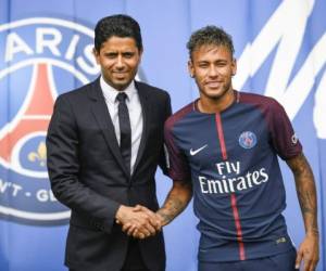 Neymar Jr. junto al presidente del Paris Saint Germain (PSG), el catari Nasser Al-Khelaifi durante la presentación oficial del astro brasileño como nuevo -e histórico- fichaje del club francés.