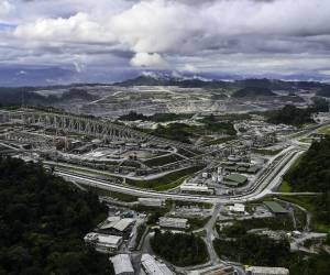 <i>Vista aérea de la mina Cobre Panamá en Donoso, provincia de Colón, 120 km al oeste de la ciudad de Panamá, el 06 de diciembre de 2022. - La mina de cobre a cielo abierto de propiedad extranjera, la más grande de Centroamérica y que representa el 75% de Las exportaciones de Panamá, corren el riesgo de cerrarse si no renegocia un nuevo contrato con el gobierno para seguir operando. (Foto por Luis ACOSTA / AFP)</i>